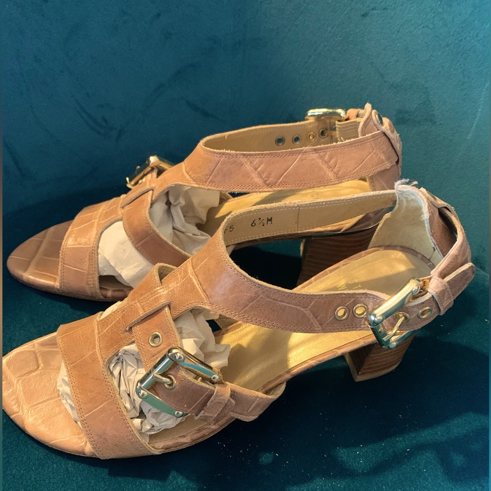 Stuart Weitzman Rimactivity T-Strap Sandal beige 6.5 croc